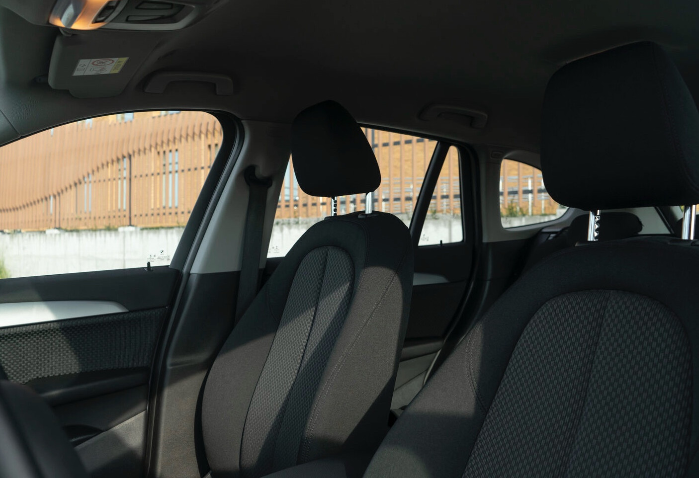 Аренда bmw x1 комфорт класса 2021 года в городе Москва от 4792 руб./сутки, полный привод, двигатель: гибрид, объем 1.5 литров, ОСАГО (Мультидрайв), без водителя, недорого, вид 7 - RentRide