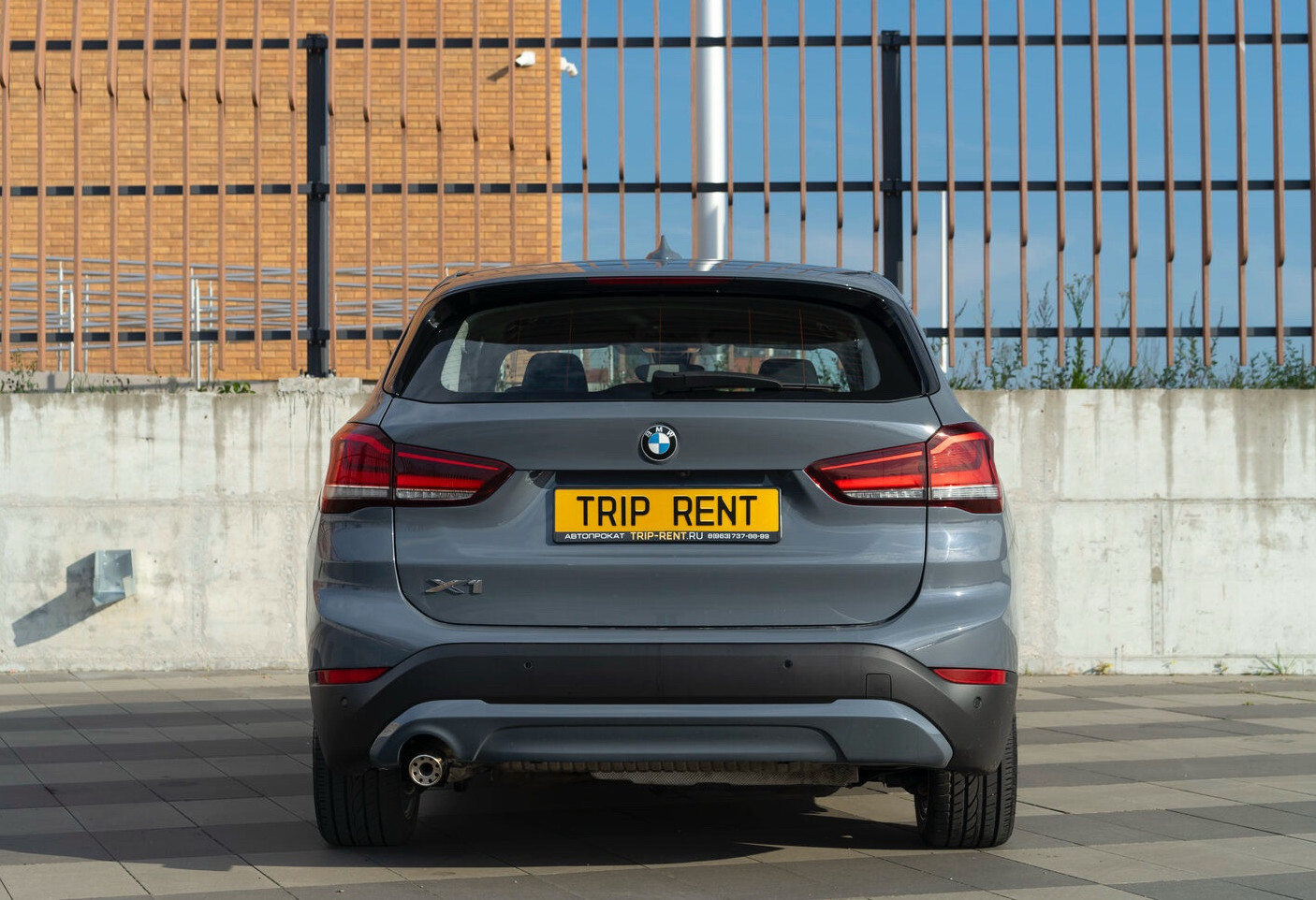 Аренда bmw x1 комфорт класса 2021 года в городе Москва от 4792 руб./сутки, полный привод, двигатель: гибрид, объем 1.5 литров, ОСАГО (Мультидрайв), без водителя, недорого, вид 3 - RentRide