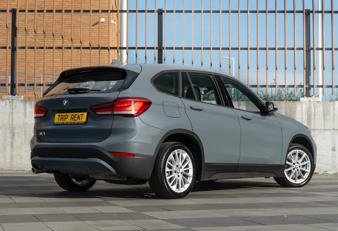 Аренда bmw x1 комфорт класса 2021 года в городе Москва от 4792 руб./сутки, полный привод, двигатель: гибрид, объем 1.5 литров, ОСАГО (Мультидрайв), без водителя, недорого, вид 4 - RentRide