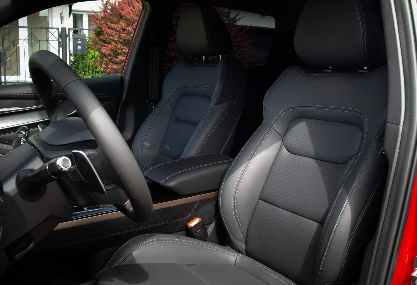 Аренда exeed lx комфорт класса 2024 года в городе Москва от 3992 руб./сутки, передний привод, двигатель: бензин, объем 1.5 литров, ОСАГО (Мультидрайв), без водителя, недорого, вид 3 - RentRide