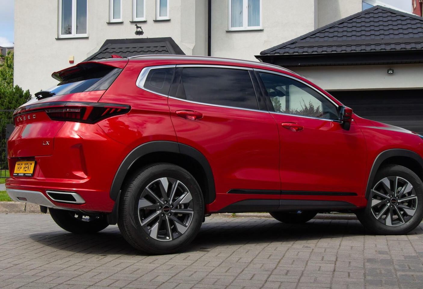 Аренда exeed lx комфорт класса 2024 года в городе Москва от 3992 руб./сутки, передний привод, двигатель: бензин, объем 1.5 литров, ОСАГО (Мультидрайв), без водителя, недорого, вид 4 - RentRide