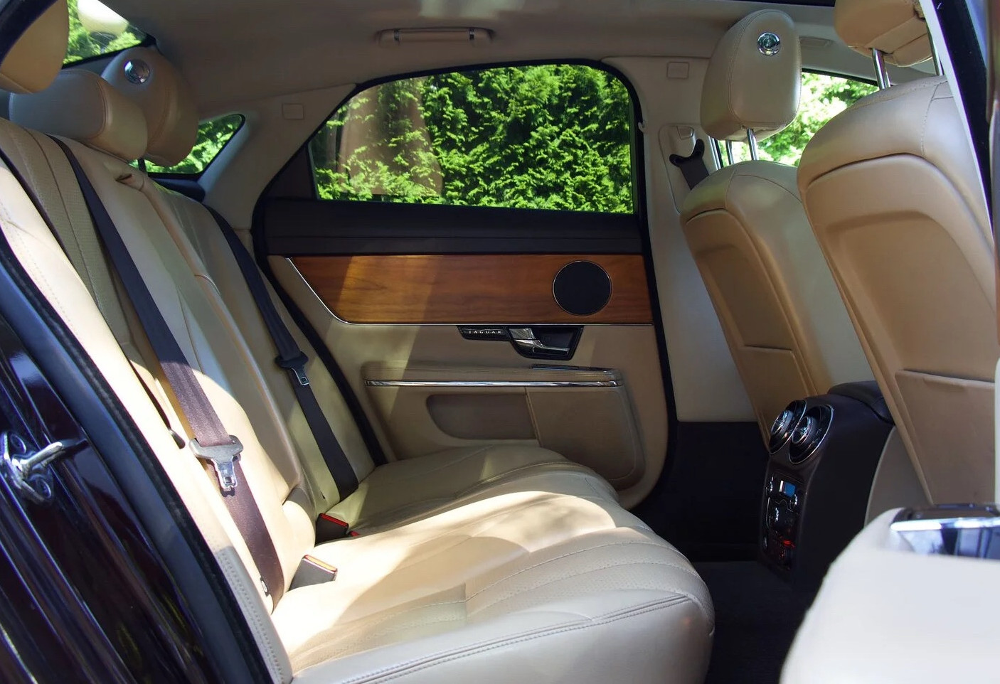 Аренда jaguar xj бизнес класса 2012 года в городе Москва от 5192 руб./сутки, задний привод, двигатель: бензин, объем 3 литра, ОСАГО (Мультидрайв), без водителя, недорого, вид 8 - RentRide