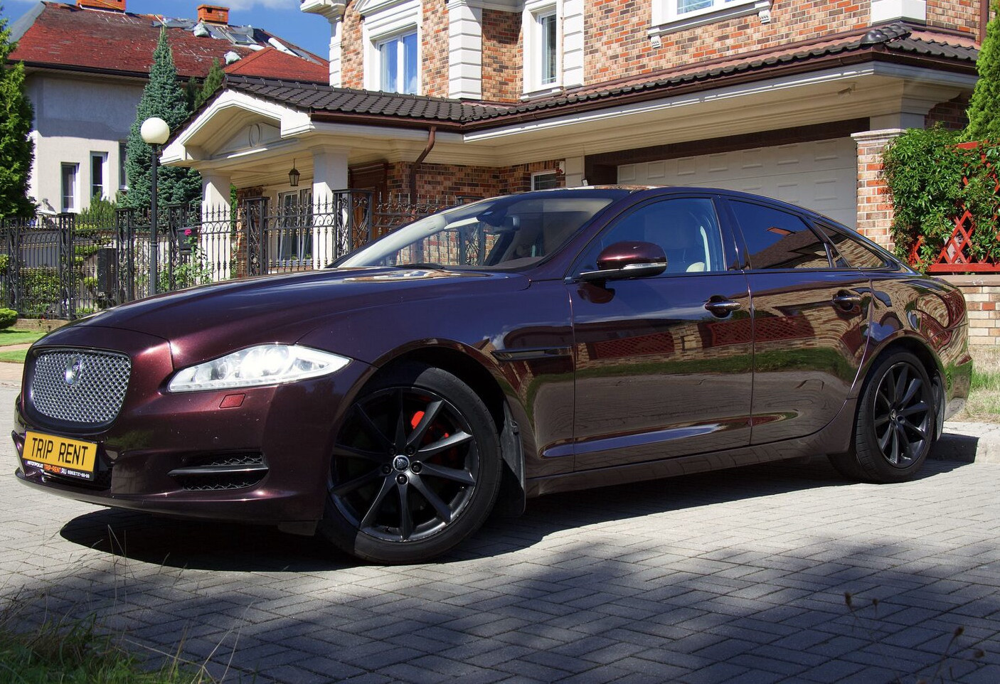 Аренда jaguar xj бизнес класса 2012 года в городе Москва от 5192 руб./сутки, задний привод, двигатель: бензин, объем 3 литра, ОСАГО (Мультидрайв), без водителя, недорого - RentRide