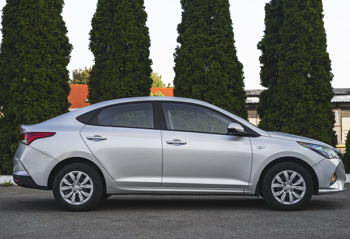 Аренда hyundai solaris эконом класса 2022 года в городе Москва от 2792 руб./сутки, передний привод, двигатель: бензин, объем 1.6 литров, ОСАГО (Мультидрайв), без водителя, недорого, вид 4 - RentRide