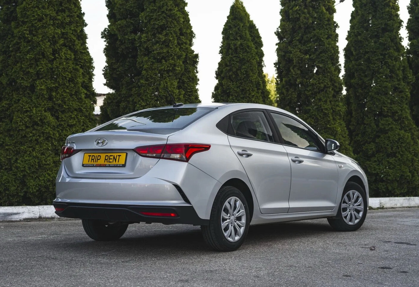 Аренда hyundai solaris эконом класса 2022 года в городе Москва от 2792 руб./сутки, передний привод, двигатель: бензин, объем 1.6 литров, ОСАГО (Мультидрайв), без водителя, недорого, вид 6 - RentRide
