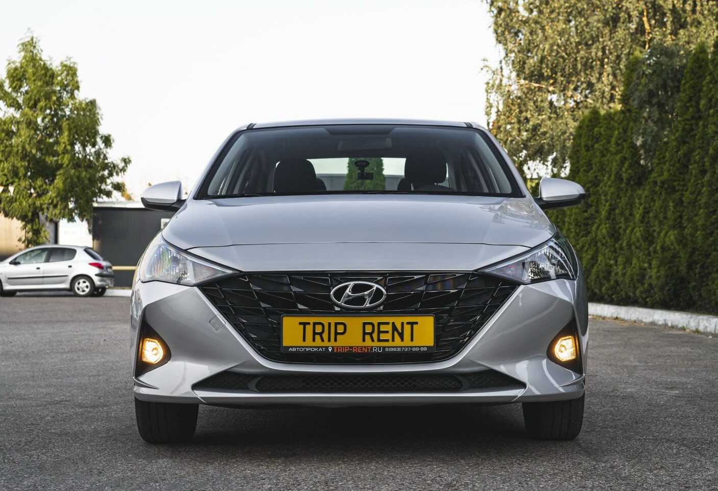 Аренда hyundai solaris эконом класса 2022 года в городе Москва от 2792 руб./сутки, передний привод, двигатель: бензин, объем 1.6 литров, ОСАГО (Мультидрайв), без водителя, недорого, вид 2 - RentRide