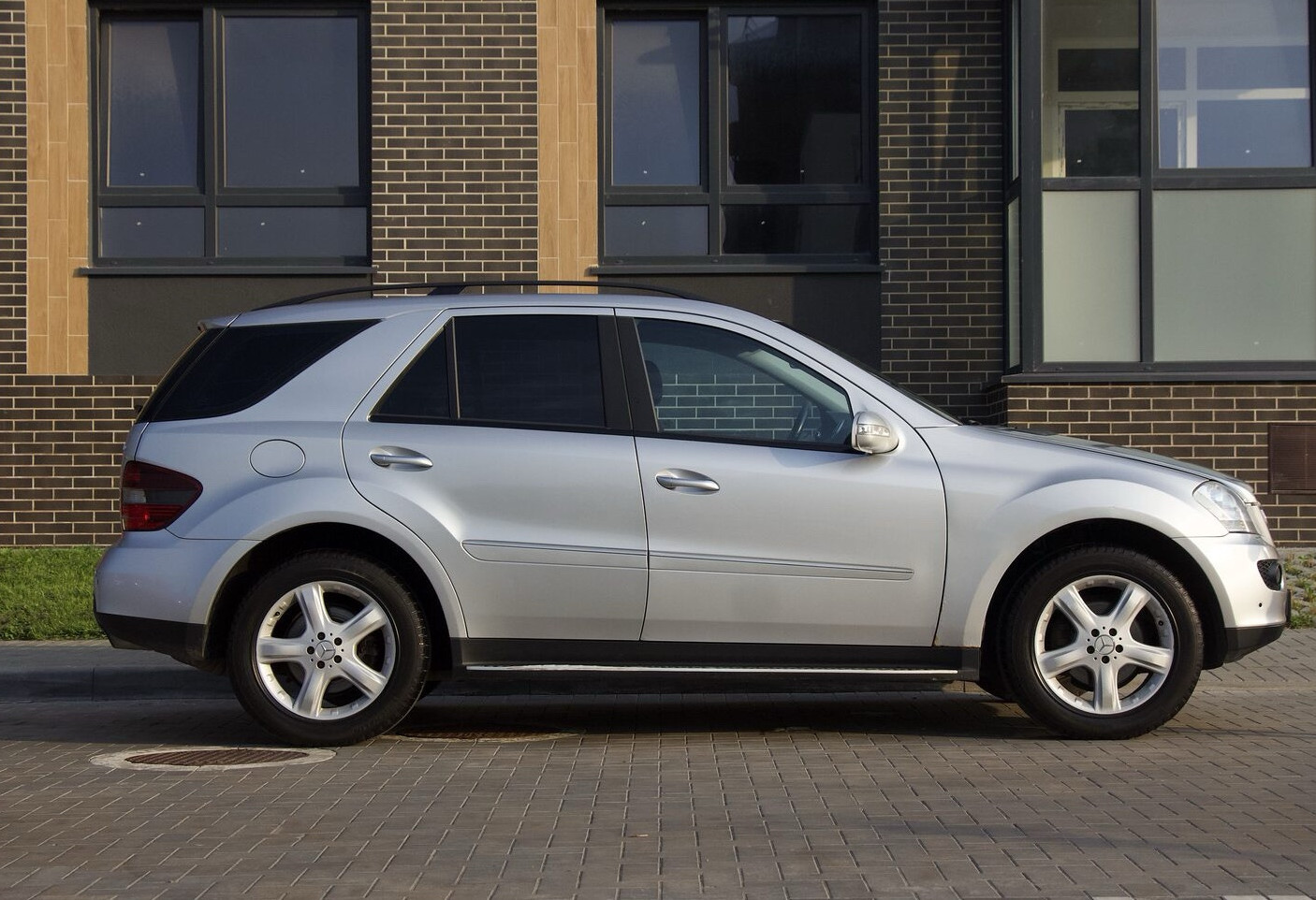 Аренда mercedes-benz m-klass комфорт класса 2008 года в городе Москва от 4632 руб./сутки, полный привод, двигатель: бензин, объем 3.5 литров, ОСАГО (Мультидрайв), без водителя, недорого, вид 6 - RentRide