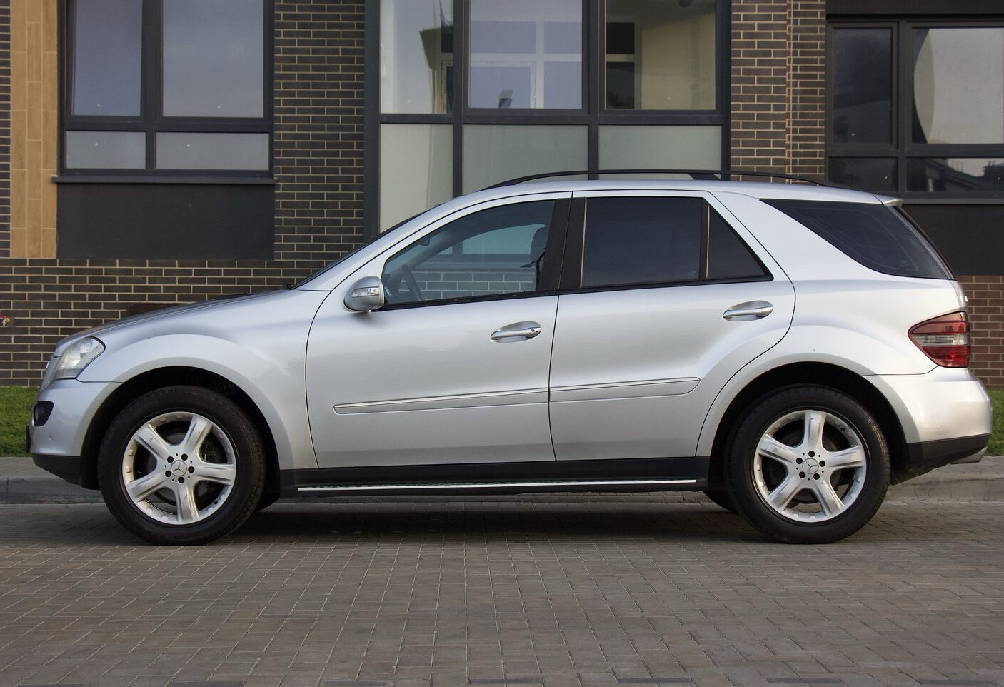 Аренда mercedes-benz m-klass комфорт класса 2008 года в городе Москва от 4632 руб./сутки, полный привод, двигатель: бензин, объем 3.5 литров, ОСАГО (Мультидрайв), без водителя, недорого, вид 4 - RentRide