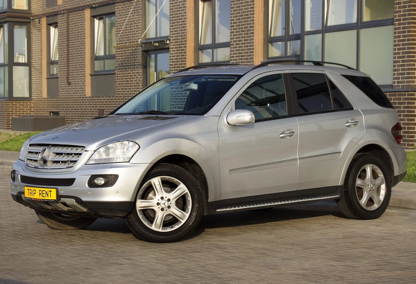 Аренда mercedes-benz m-klass комфорт класса 2008 года в городе Москва от 4632 руб./сутки, полный привод, двигатель: бензин, объем 3.5 литров, ОСАГО (Мультидрайв), без водителя, недорого - RentRide
