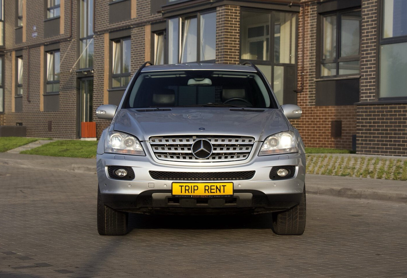 Аренда mercedes-benz m-klass комфорт класса 2008 года в городе Москва от 4632 руб./сутки, полный привод, двигатель: бензин, объем 3.5 литров, ОСАГО (Мультидрайв), без водителя, недорого, вид 2 - RentRide