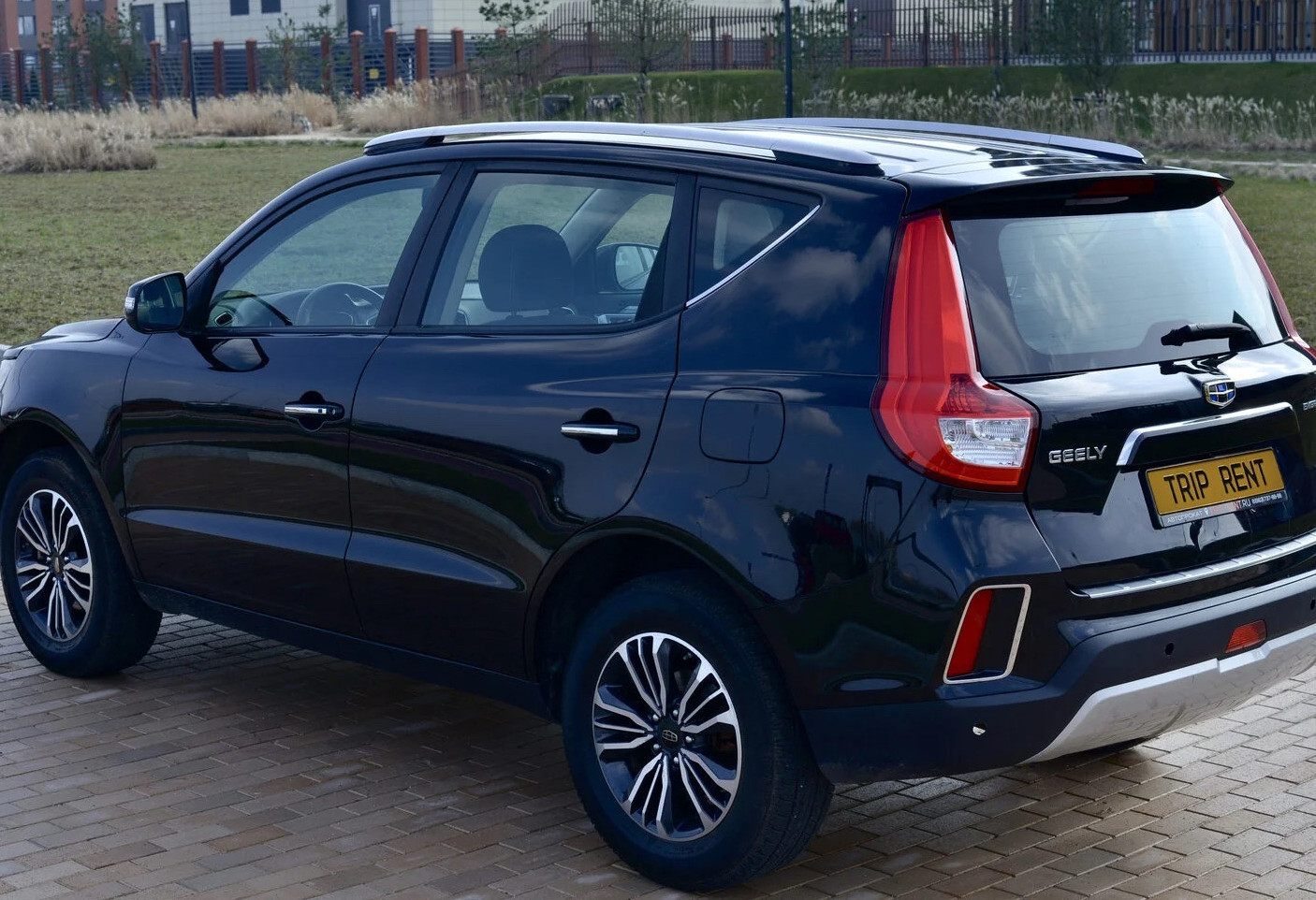 Аренда geely emgrand-x7 комфорт класса 2019 года в городе Москва от 2952 руб./сутки, передний привод, двигатель: бензин, объем 2 литра, ОСАГО (Мультидрайв), без водителя, недорого, вид 4 - RentRide