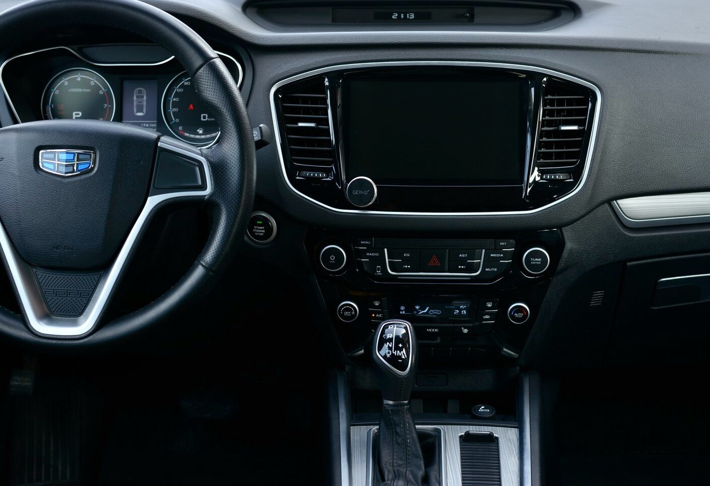 Аренда geely emgrand-x7 комфорт класса 2019 года в городе Москва от 2952 руб./сутки, передний привод, двигатель: бензин, объем 2 литра, ОСАГО (Мультидрайв), без водителя, недорого, вид 6 - RentRide