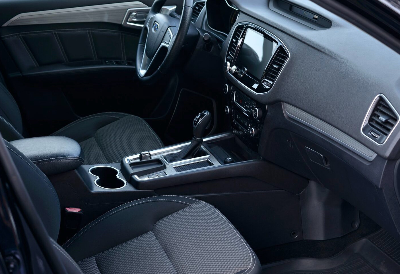 Аренда geely emgrand-x7 комфорт класса 2019 года в городе Москва от 2952 руб./сутки, передний привод, двигатель: бензин, объем 2 литра, ОСАГО (Мультидрайв), без водителя, недорого, вид 3 - RentRide