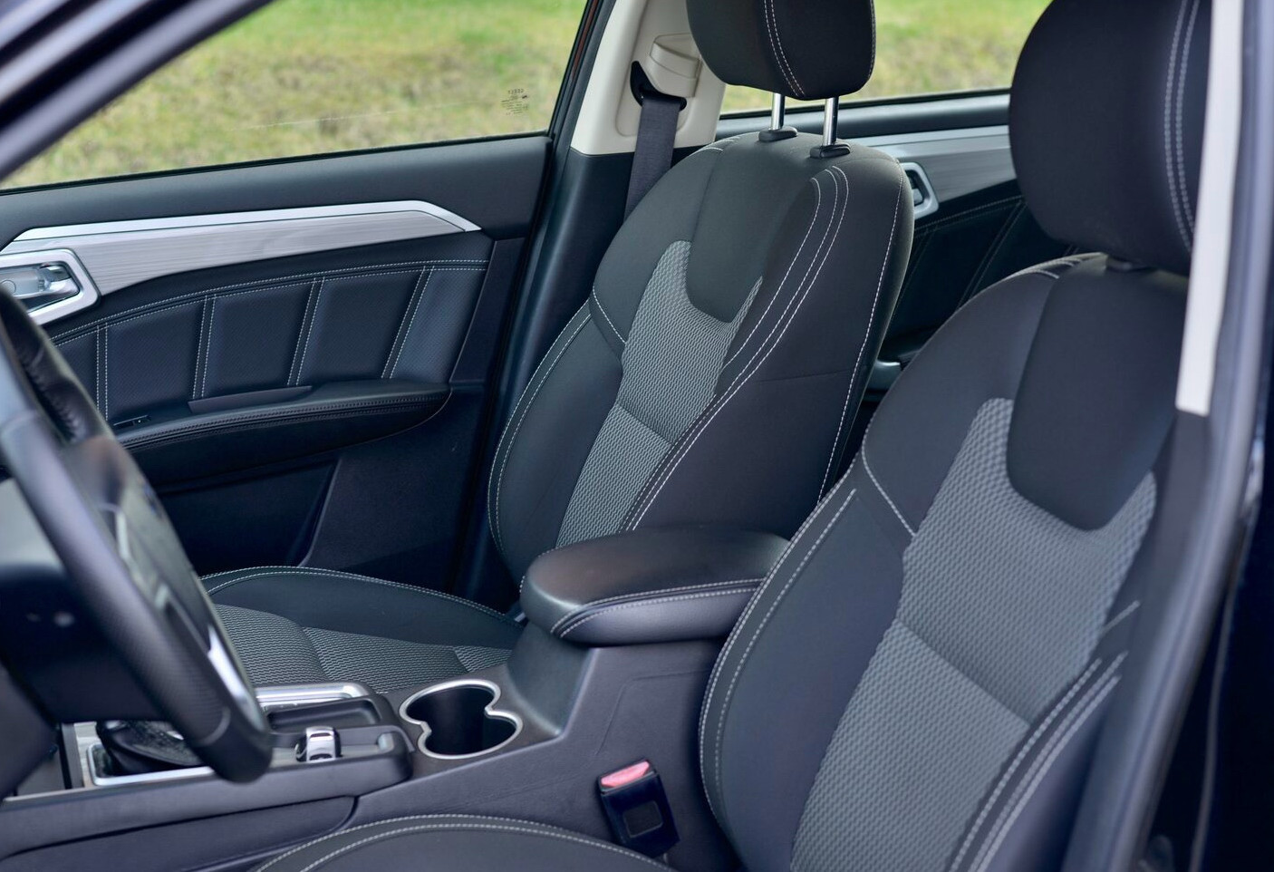 Аренда geely emgrand-x7 комфорт класса 2019 года в городе Москва от 2952 руб./сутки, передний привод, двигатель: бензин, объем 2 литра, ОСАГО (Мультидрайв), без водителя, недорого, вид 5 - RentRide