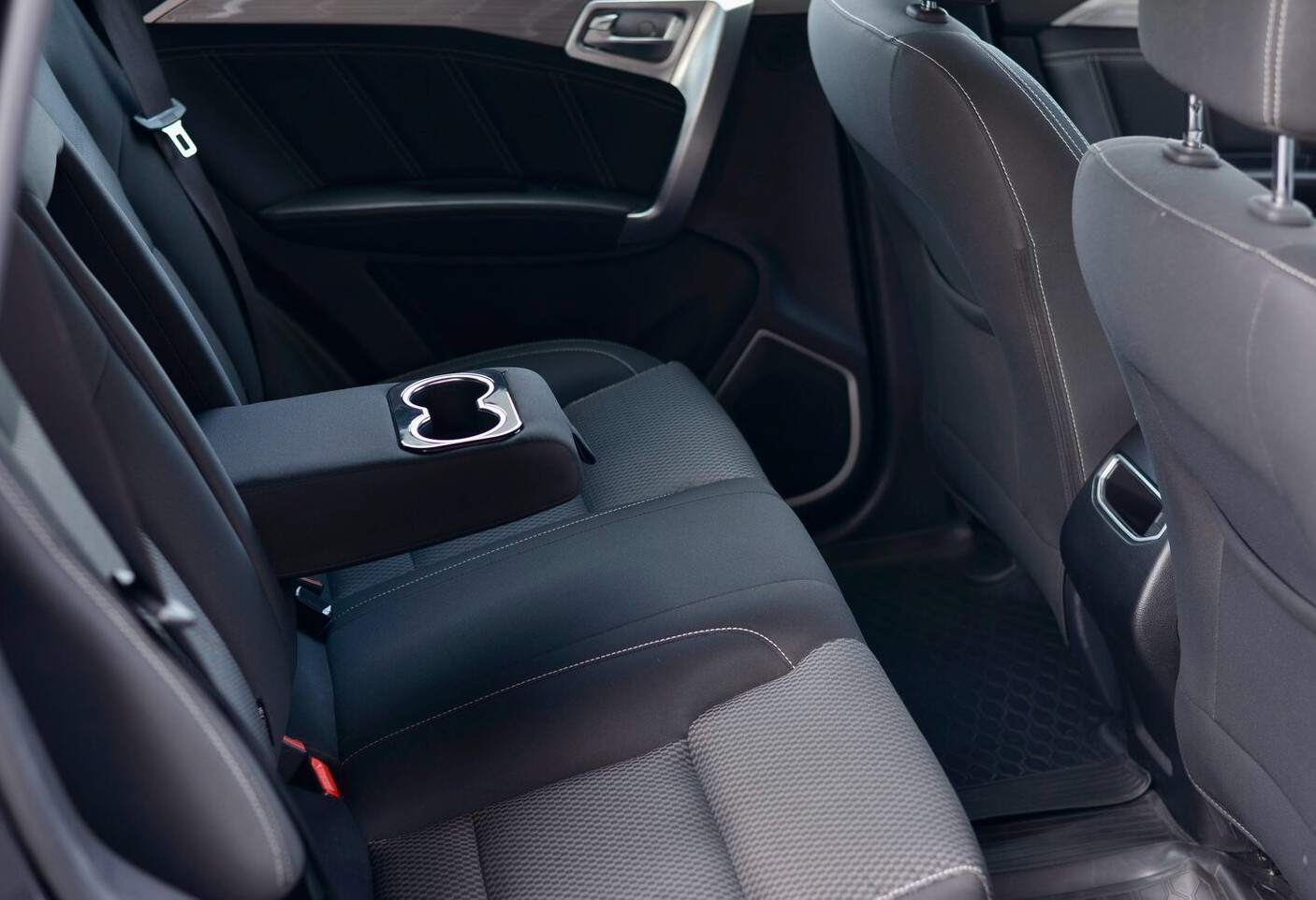 Аренда geely emgrand-x7 комфорт класса 2019 года в городе Москва от 2952 руб./сутки, передний привод, двигатель: бензин, объем 2 литра, ОСАГО (Мультидрайв), без водителя, недорого, вид 7 - RentRide