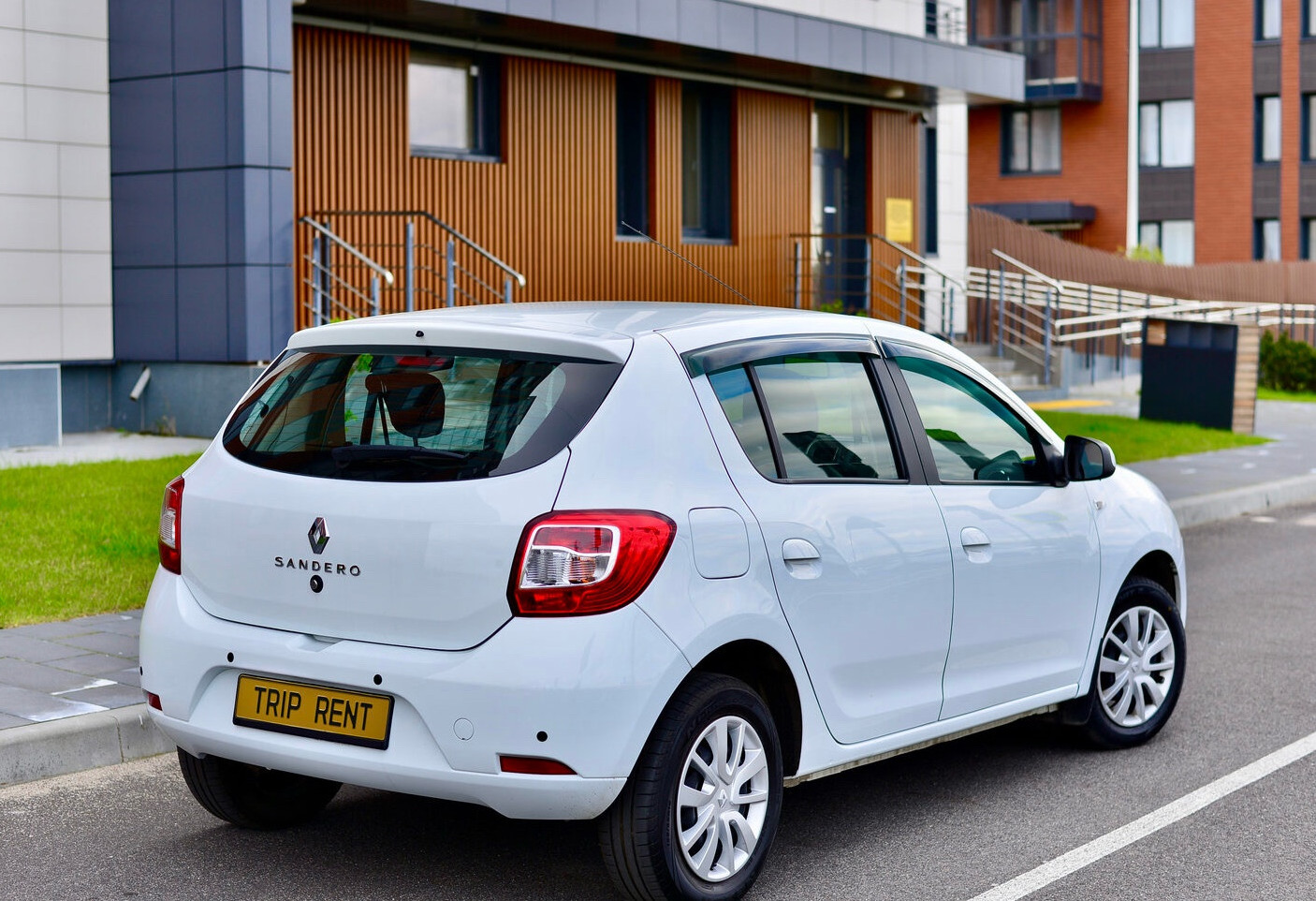 Аренда renault sandero эконом класса 2021 года в городе Москва от 2632 руб./сутки, передний привод, двигатель: бензин, объем 1.6 литров, ОСАГО (Мультидрайв), без водителя, недорого, вид 8 - RentRide
