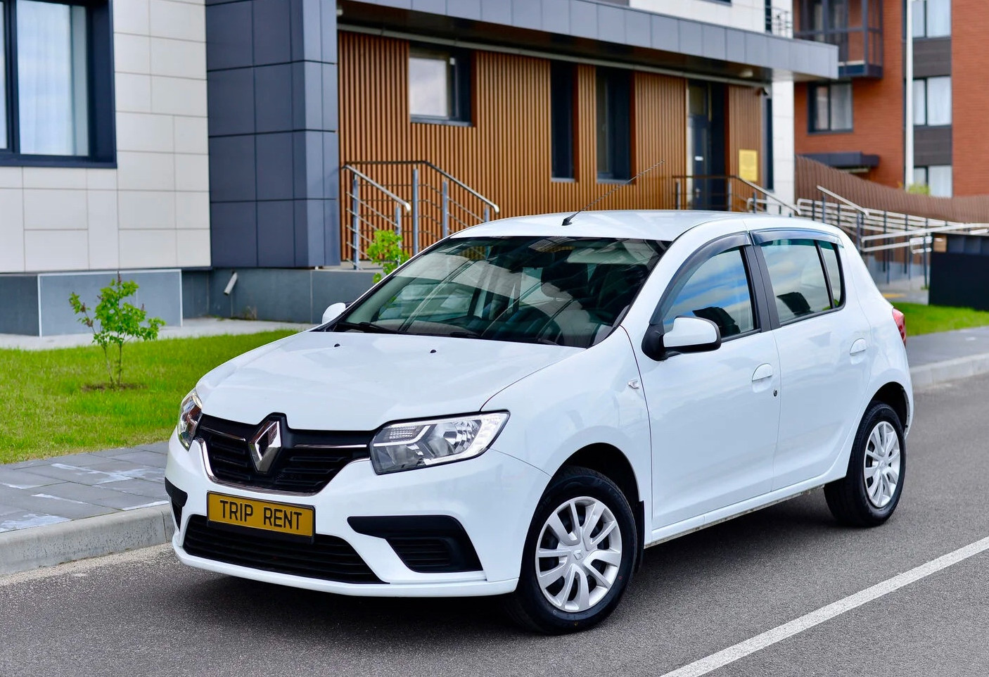 Аренда renault sandero эконом класса 2021 года в городе Москва от 2632 руб./сутки, передний привод, двигатель: бензин, объем 1.6 литров, ОСАГО (Мультидрайв), без водителя, недорого - RentRide