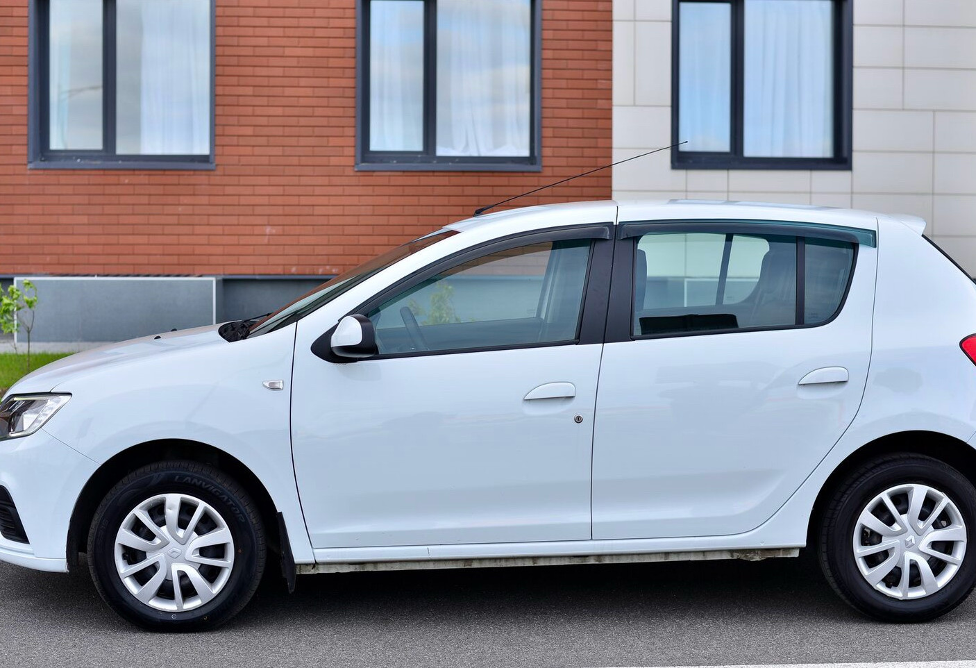 Аренда renault sandero эконом класса 2021 года в городе Москва от 2632 руб./сутки, передний привод, двигатель: бензин, объем 1.6 литров, ОСАГО (Мультидрайв), без водителя, недорого, вид 6 - RentRide