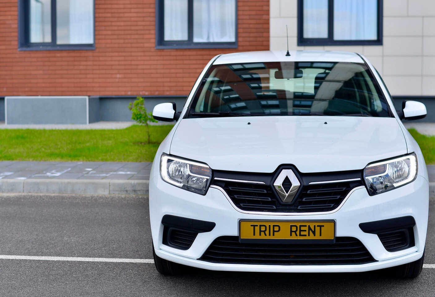Аренда renault sandero эконом класса 2021 года в городе Москва от 2632 руб./сутки, передний привод, двигатель: бензин, объем 1.6 литров, ОСАГО (Мультидрайв), без водителя, недорого, вид 2 - RentRide