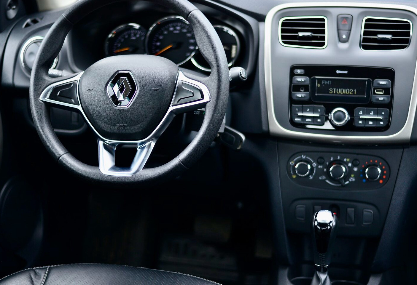 Аренда renault sandero эконом класса 2021 года в городе Москва от 2632 руб./сутки, передний привод, двигатель: бензин, объем 1.6 литров, ОСАГО (Мультидрайв), без водителя, недорого, вид 5 - RentRide
