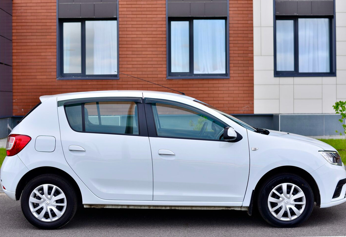Аренда renault sandero эконом класса 2021 года в городе Москва от 2632 руб./сутки, передний привод, двигатель: бензин, объем 1.6 литров, ОСАГО (Мультидрайв), без водителя, недорого, вид 4 - RentRide