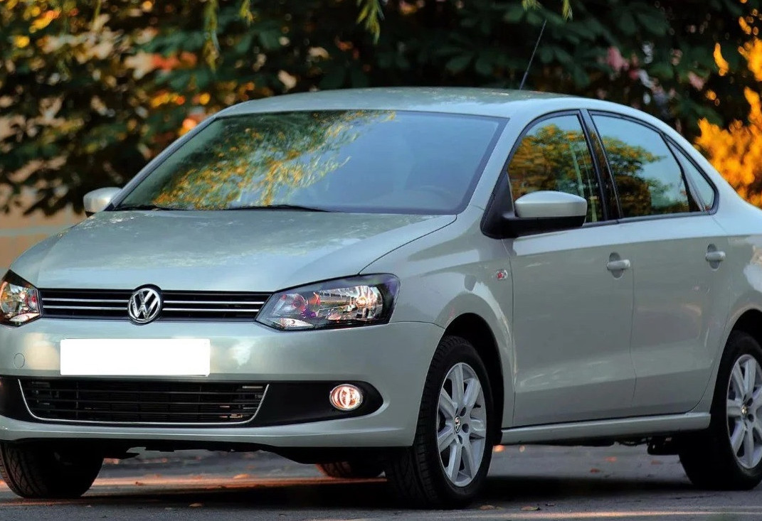 Аренда volkswagen polo эконом класса 2012 года в городе Москва от 2392 руб./сутки, передний привод, двигатель: бензин, объем 1.6 литров, ОСАГО (Мультидрайв), без водителя, недорого - RentRide