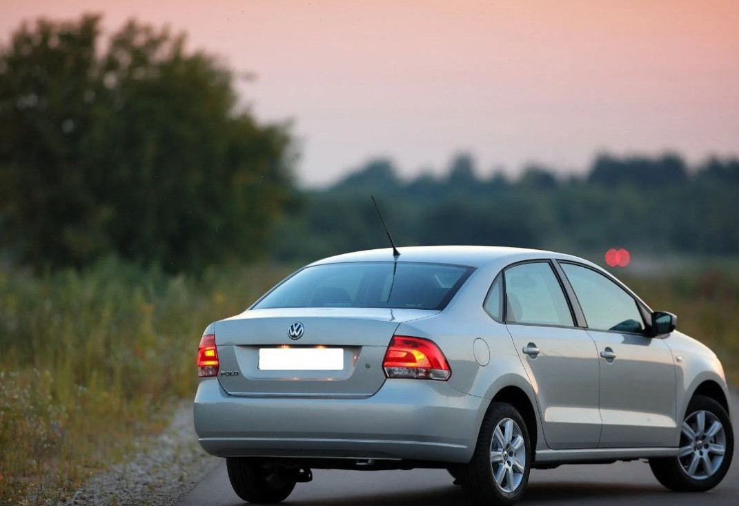 Аренда volkswagen polo эконом класса 2012 года в городе Москва от 2392 руб./сутки, передний привод, двигатель: бензин, объем 1.6 литров, ОСАГО (Мультидрайв), без водителя, недорого, вид 2 - RentRide