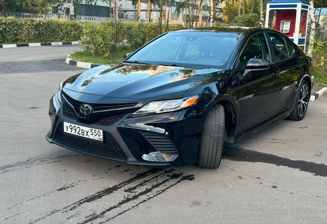 Аренда toyota camry комфорт класса 2020 года в городе Москва Нагорная от 5520 руб./сутки, передний привод, двигатель: бензин, объем 2.5 литров, ОСАГО (Впишу в полис), без водителя, недорого - RentRide