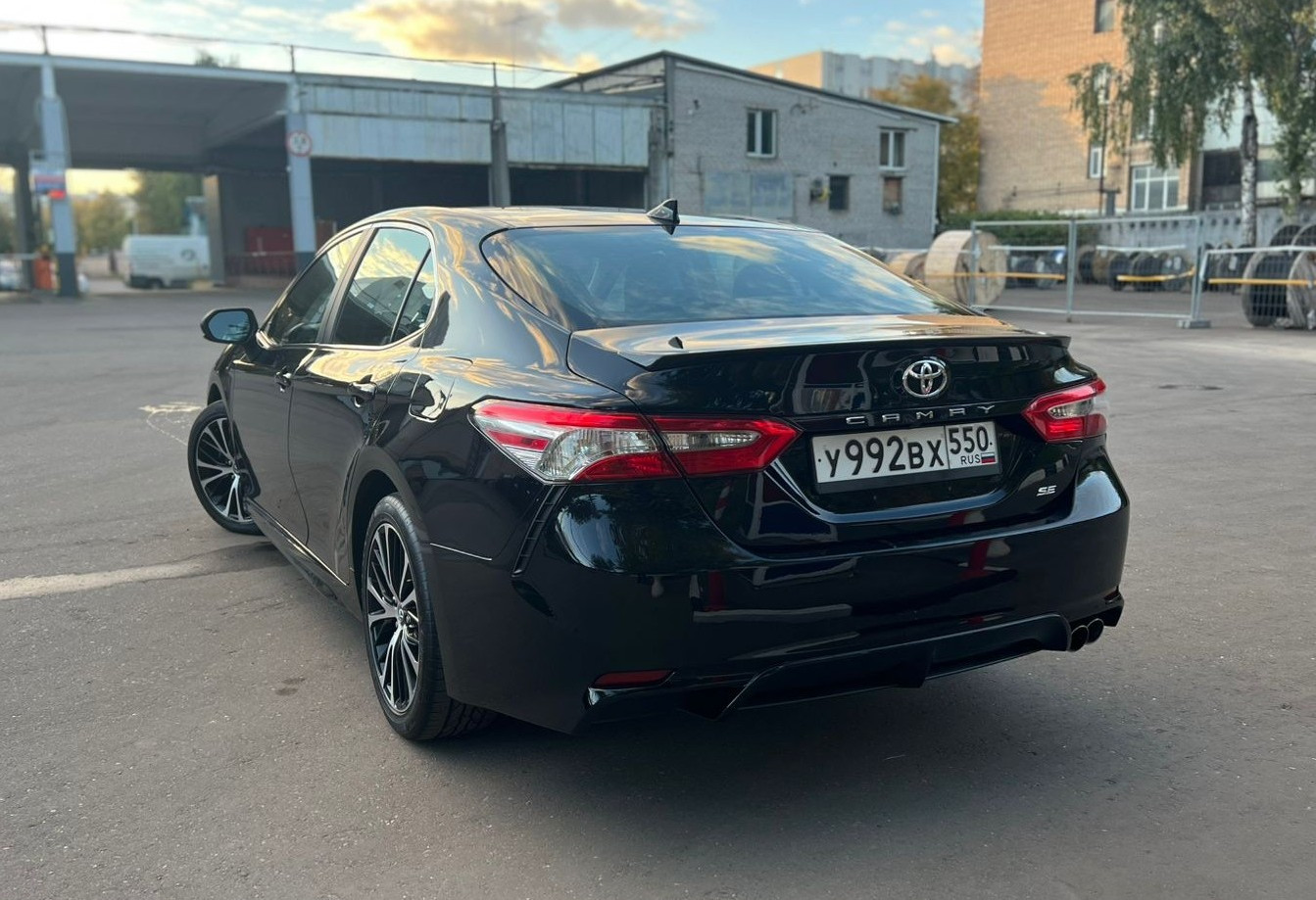 Аренда toyota camry комфорт класса 2020 года в городе Москва Нагорная от 5520 руб./сутки, передний привод, двигатель: бензин, объем 2.5 литров, ОСАГО (Впишу в полис), без водителя, недорого, вид 6 - RentRide