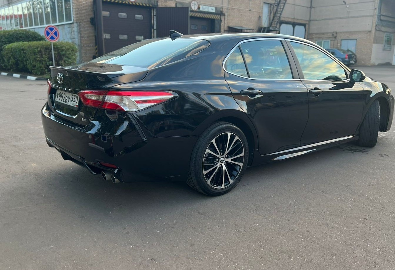 Аренда toyota camry комфорт класса 2020 года в городе Москва Нагорная от 5520 руб./сутки, передний привод, двигатель: бензин, объем 2.5 литров, ОСАГО (Впишу в полис), без водителя, недорого, вид 4 - RentRide
