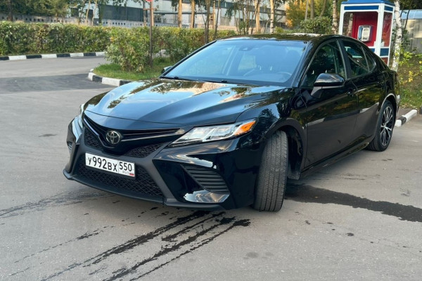Прокат авто toyota camry комфорт класса 2020 года в городе Москва Нагорная от 5520 руб./сутки, передний привод, двигатель: бензин, объем 2.5 литров, ОСАГО (Впишу в полис), без водителя, недорого - RentRide