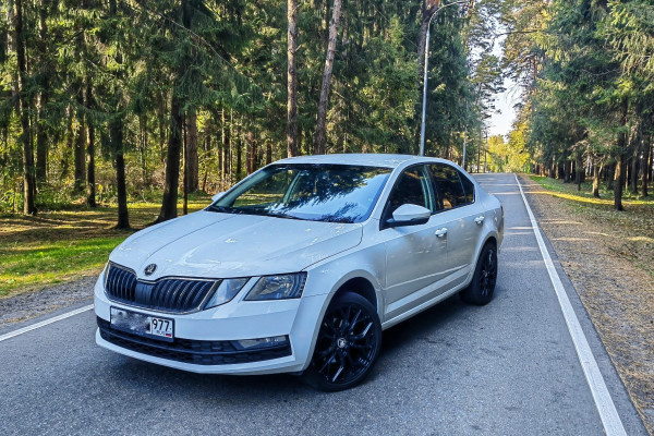 Прокат авто skoda octavia 2018 года в городе Москва Ольховая от 1640 руб./сутки, передний привод, двигатель: бензин, объем 1.6 литров, ОСАГО (Впишу в полис), без водителя, недорого - RentRide