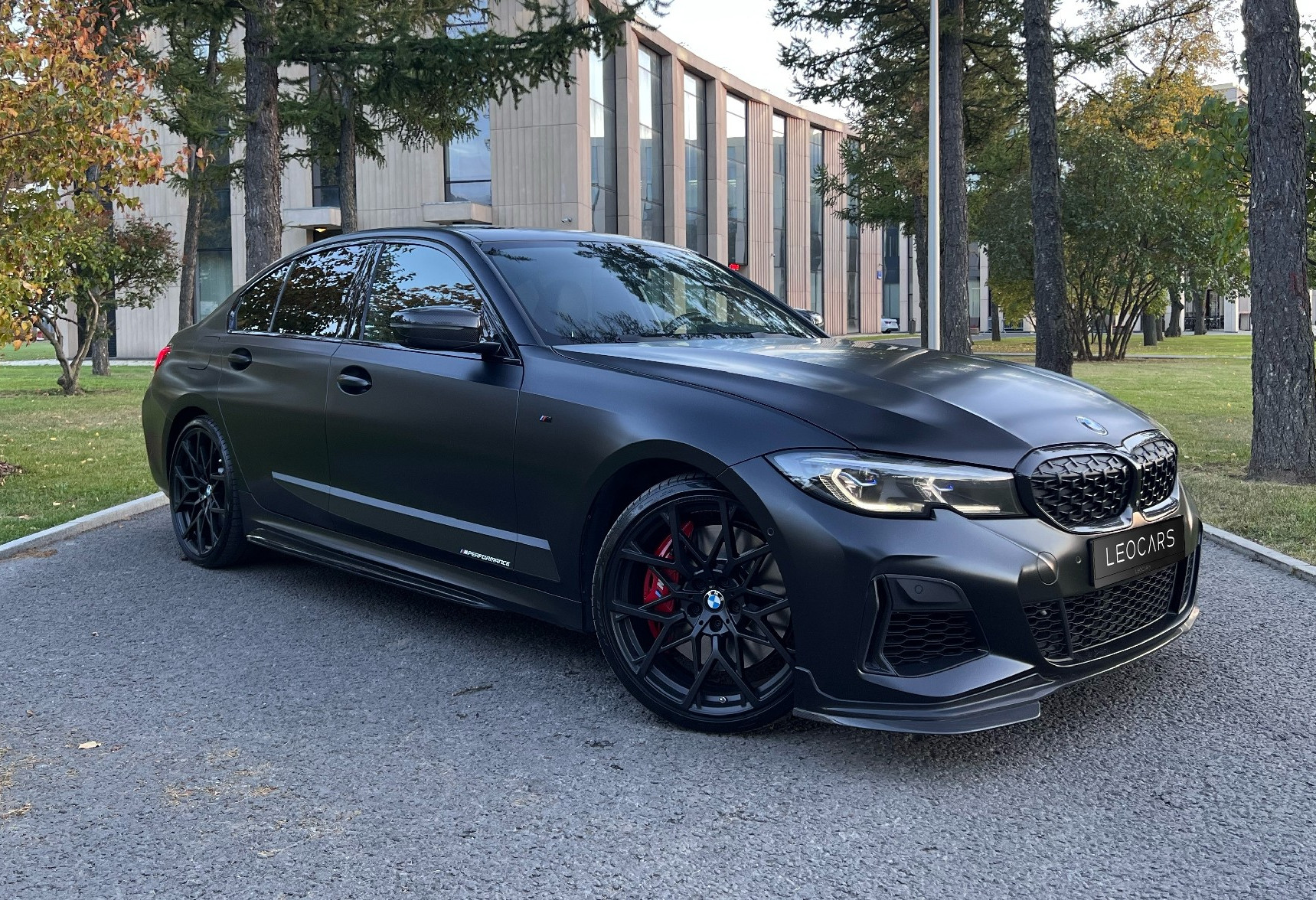 Аренда bmw 3-serii премиум класса 2021 года в городе Москва от 18400 руб./сутки, полный привод, двигатель: бензин, объем 3 литра, ОСАГО (Мультидрайв), без водителя, недорого - RentRide