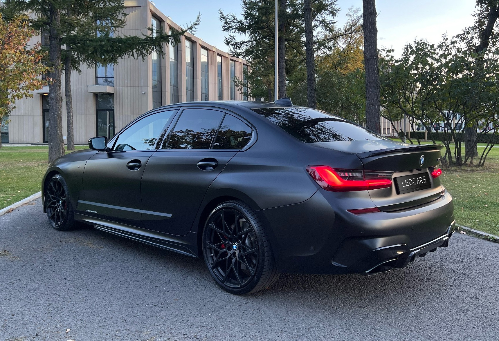 Аренда bmw 3-serii премиум класса 2021 года в городе Москва от 18400 руб./сутки, полный привод, двигатель: бензин, объем 3 литра, ОСАГО (Мультидрайв), без водителя, недорого, вид 2 - RentRide
