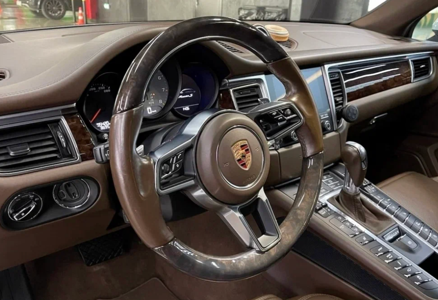 Аренда porsche macan премиум класса 2016 года в городе Москва от 10000 руб./сутки, полный привод, двигатель: бензин, объем 3 литра, ОСАГО (Впишу в полис), без водителя, недорого, вид 5 - RentRide
