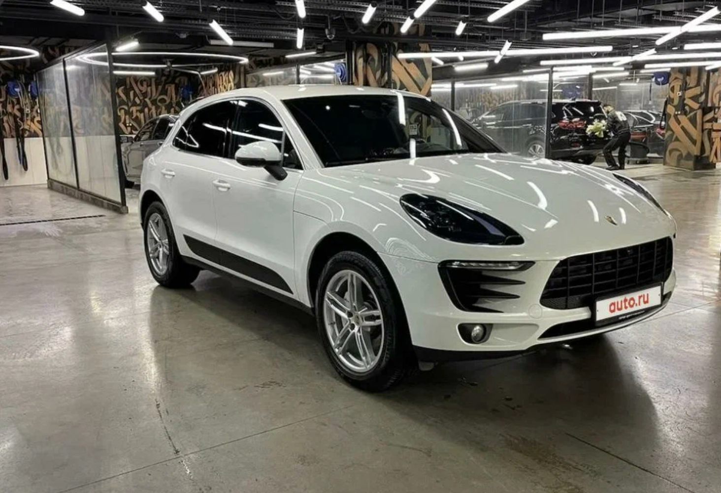 Аренда porsche macan премиум класса 2016 года в городе Москва от 10000 руб./сутки, полный привод, двигатель: бензин, объем 3 литра, ОСАГО (Впишу в полис), без водителя, недорого - RentRide