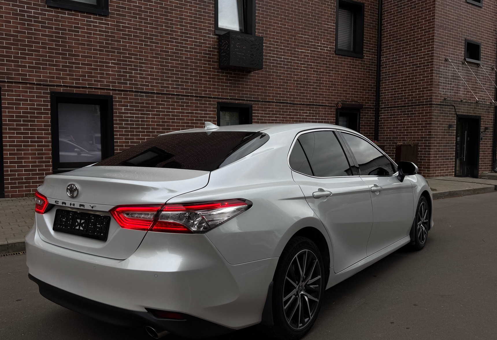 Аренда toyota camry бизнес класса 2021 года в городе Москва Улица 1905 года от 6300 руб./сутки, передний привод, двигатель: бензин, объем 2.5 литров, ОСАГО (Мультидрайв), без водителя, недорого, вид 3 - RentRide