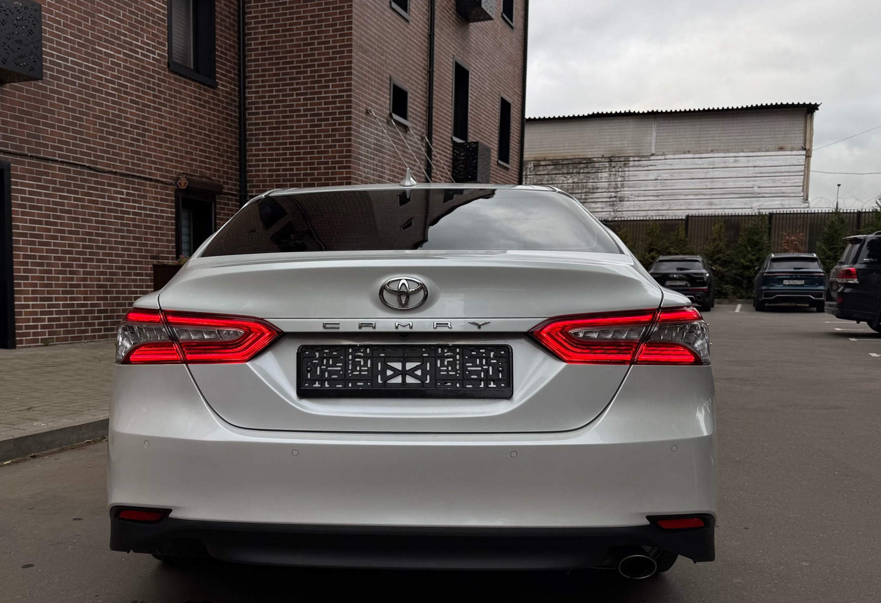 Аренда toyota camry бизнес класса 2021 года в городе Москва Улица 1905 года от 6300 руб./сутки, передний привод, двигатель: бензин, объем 2.5 литров, ОСАГО (Мультидрайв), без водителя, недорого, вид 4 - RentRide