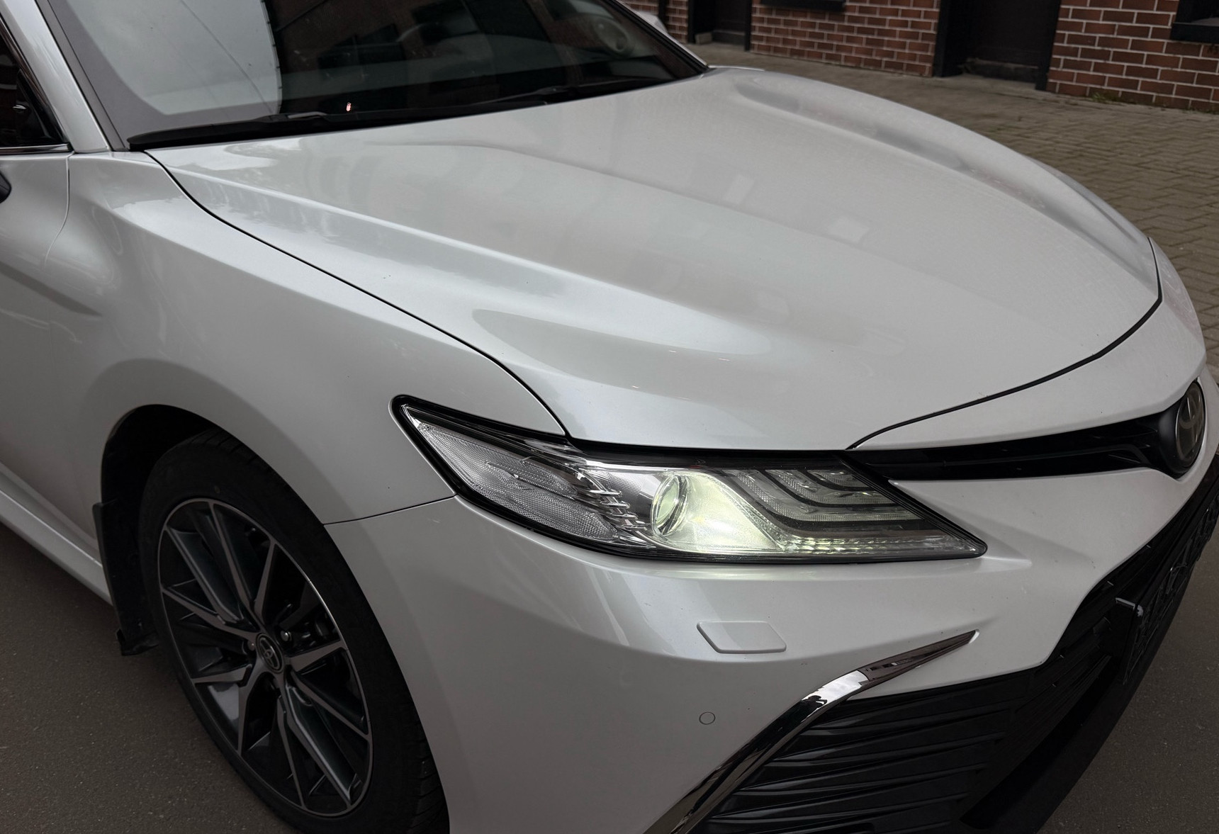 Аренда toyota camry бизнес класса 2021 года в городе Москва Улица 1905 года от 6300 руб./сутки, передний привод, двигатель: бензин, объем 2.5 литров, ОСАГО (Мультидрайв), без водителя, недорого, вид 2 - RentRide