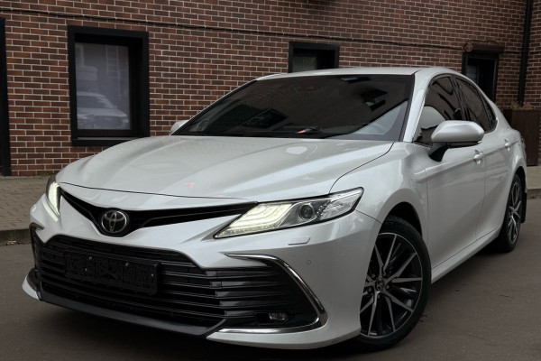 Прокат авто toyota camry бизнес класса 2021 года в городе Москва Улица 1905 года от 6300 руб./сутки, передний привод, двигатель: бензин, объем 2.5 литров, ОСАГО (Мультидрайв), без водителя, недорого - RentRide