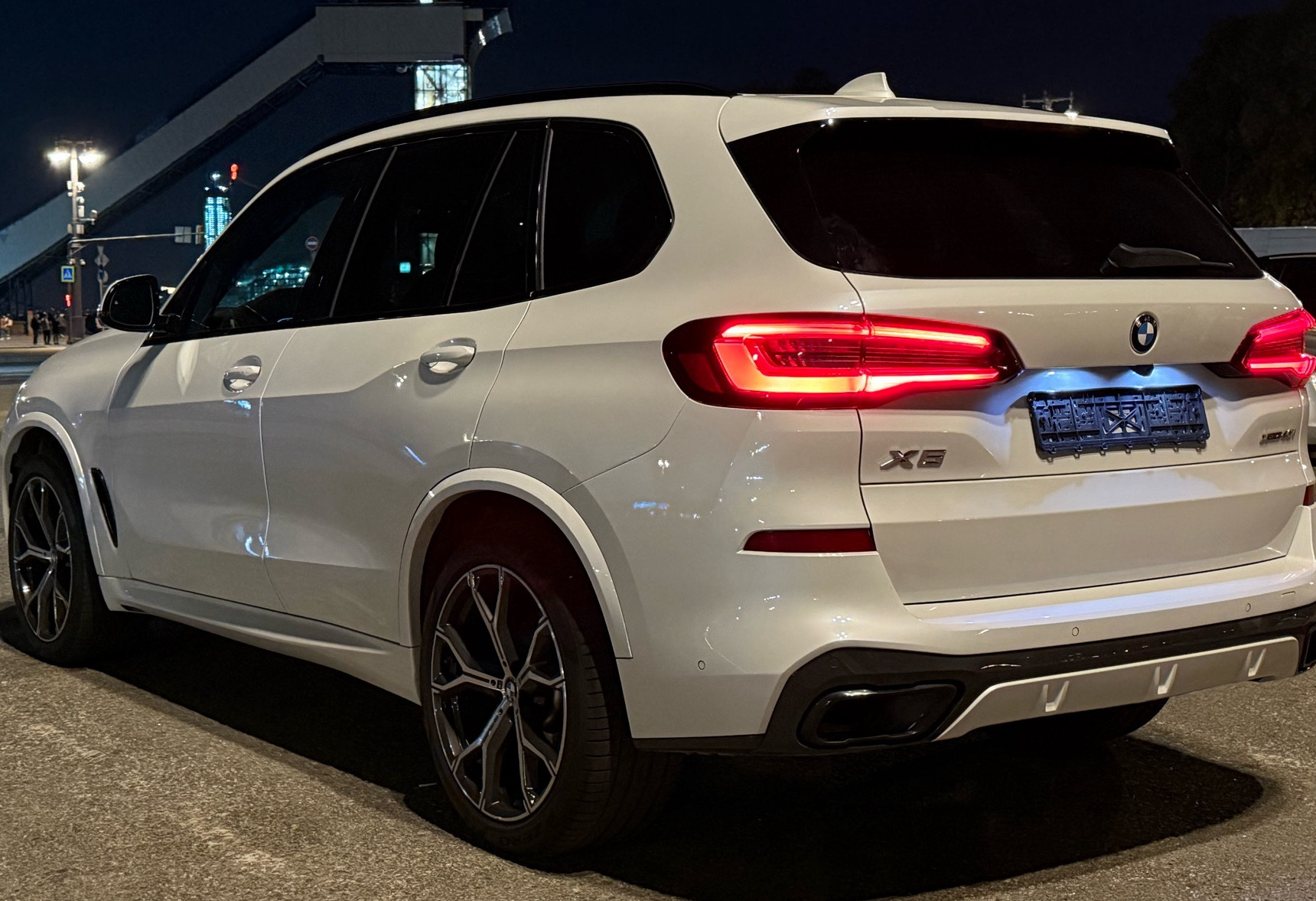 Аренда bmw x5 бизнес класса 2021 года в городе Москва Улица 1905 года от 15000 руб./сутки, полный привод, двигатель: бензин, объем 3 литра, ОСАГО (Мультидрайв), без водителя, недорого, вид 2 - RentRide