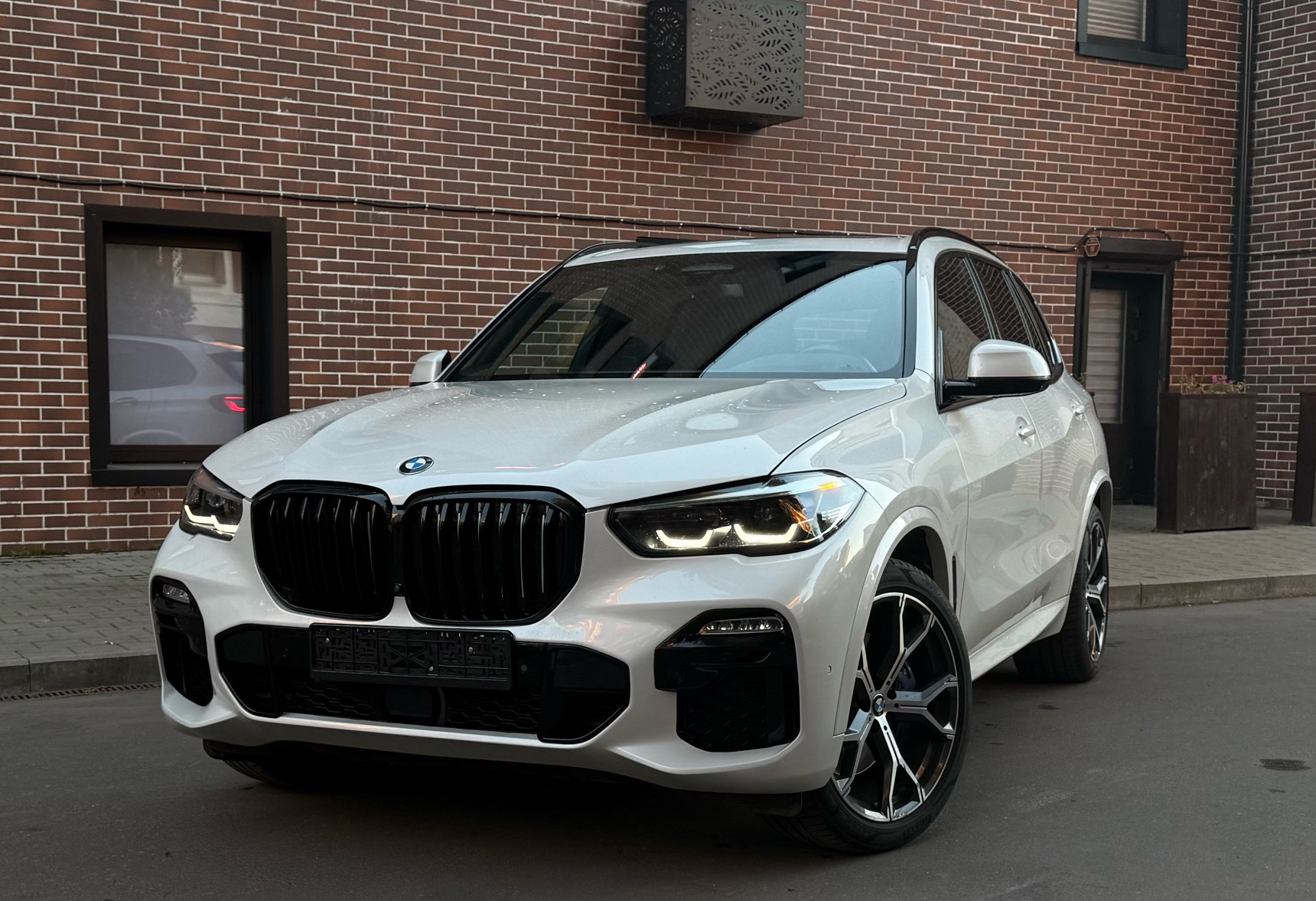 Аренда bmw x5 бизнес класса 2021 года в городе Москва Улица 1905 года от 15000 руб./сутки, полный привод, двигатель: бензин, объем 3 литра, ОСАГО (Мультидрайв), без водителя, недорого - RentRide