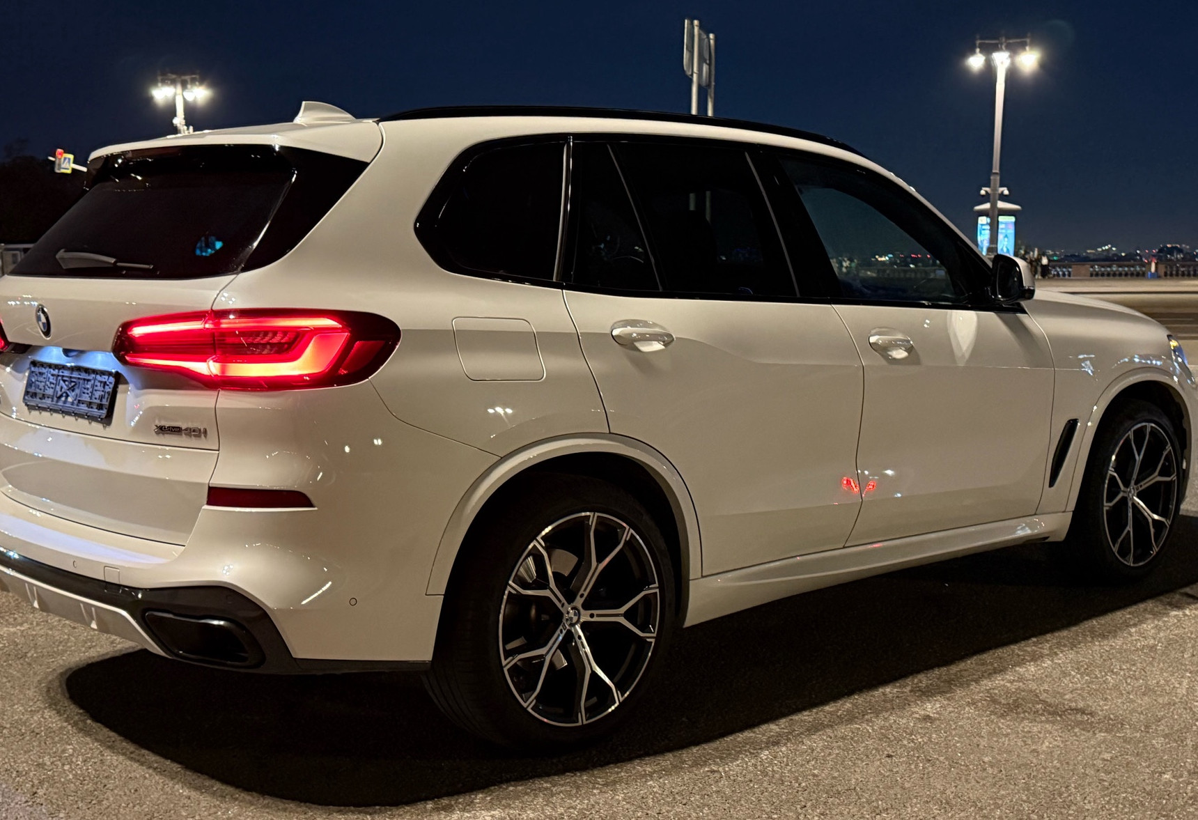 Аренда bmw x5 бизнес класса 2021 года в городе Москва Улица 1905 года от 15000 руб./сутки, полный привод, двигатель: бензин, объем 3 литра, ОСАГО (Мультидрайв), без водителя, недорого, вид 4 - RentRide