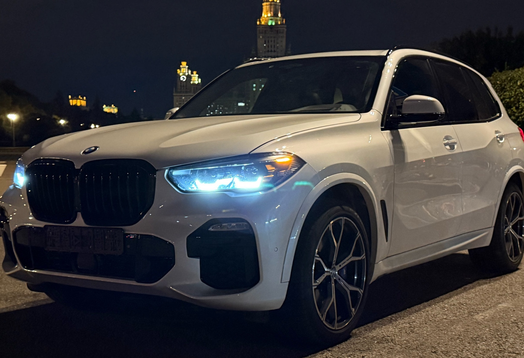 Аренда bmw x5 бизнес класса 2021 года в городе Москва Улица 1905 года от 15000 руб./сутки, полный привод, двигатель: бензин, объем 3 литра, ОСАГО (Мультидрайв), без водителя, недорого - RentRide
