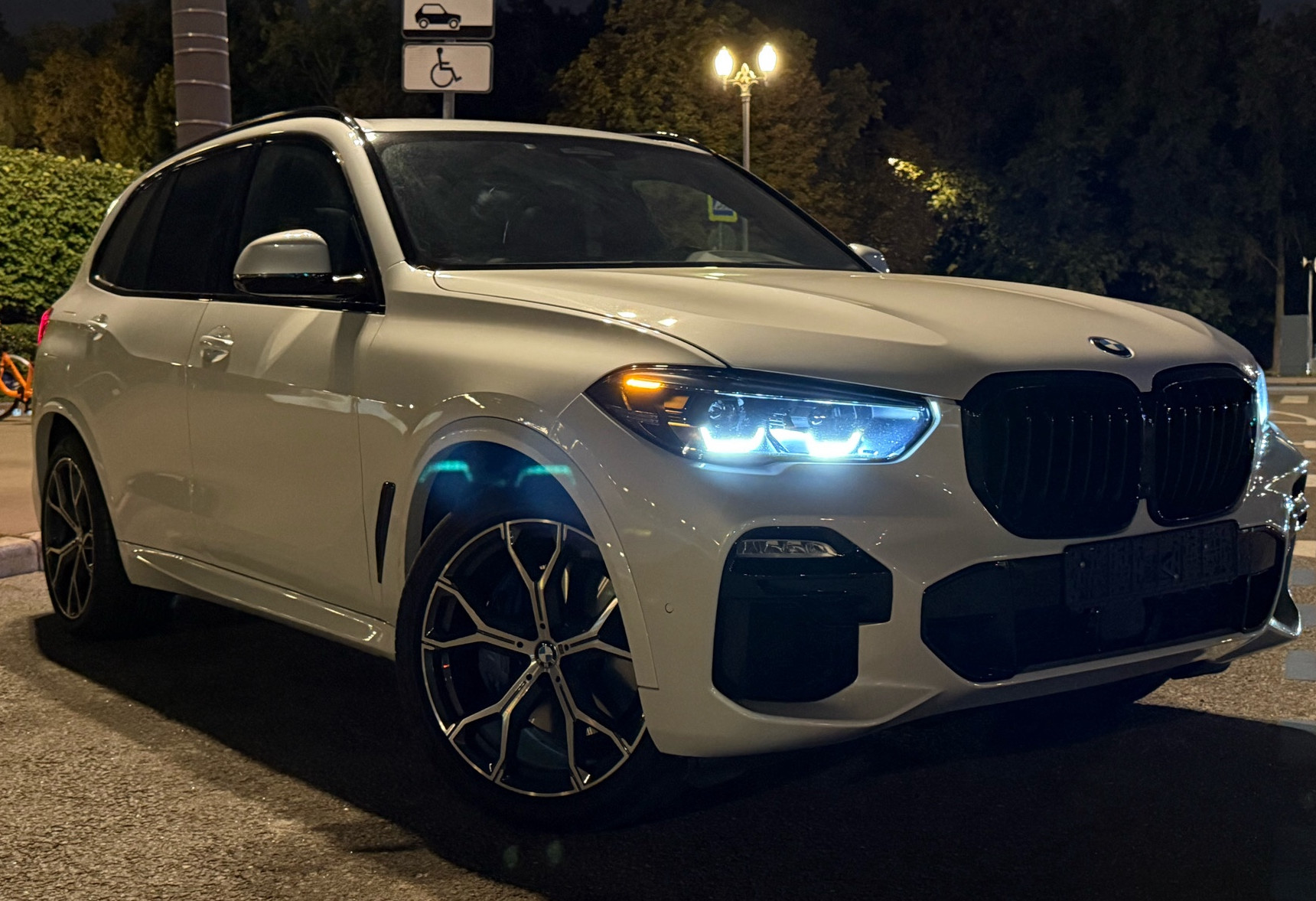 Аренда bmw x5 бизнес класса 2021 года в городе Москва Улица 1905 года от 15000 руб./сутки, полный привод, двигатель: бензин, объем 3 литра, ОСАГО (Мультидрайв), без водителя, недорого, вид 5 - RentRide