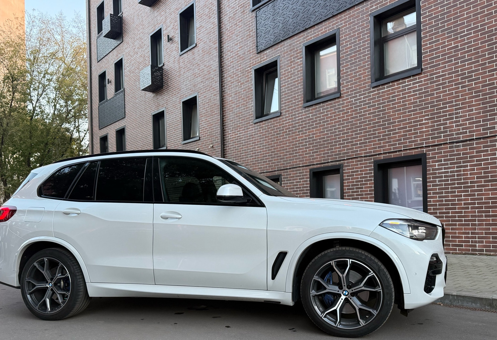 Аренда bmw x5 бизнес класса 2021 года в городе Москва Улица 1905 года от 15000 руб./сутки, полный привод, двигатель: бензин, объем 3 литра, ОСАГО (Мультидрайв), без водителя, недорого, вид 7 - RentRide