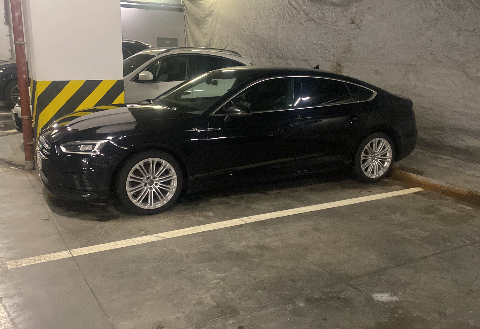 Аренда audi a5 бизнес класса 2019 года в городе Москва от 6400 руб./сутки, передний привод, двигатель: бензин, объем 2 литра, без водителя, недорого - RentRide