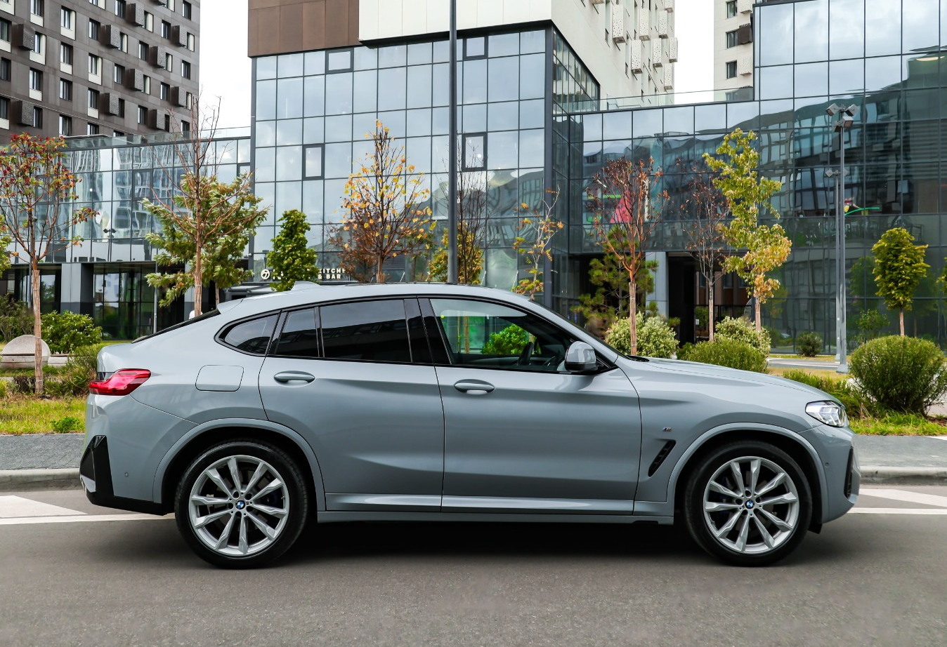 Аренда bmw x4 бизнес класса 2021 года в городе Москва Авиамоторная от 12720 руб./сутки, полный привод, двигатель: дизель, объем 3 литра, каско (Мультидрайв), ОСАГО (Мультидрайв), без водителя, недорого, вид 2 - RentRide