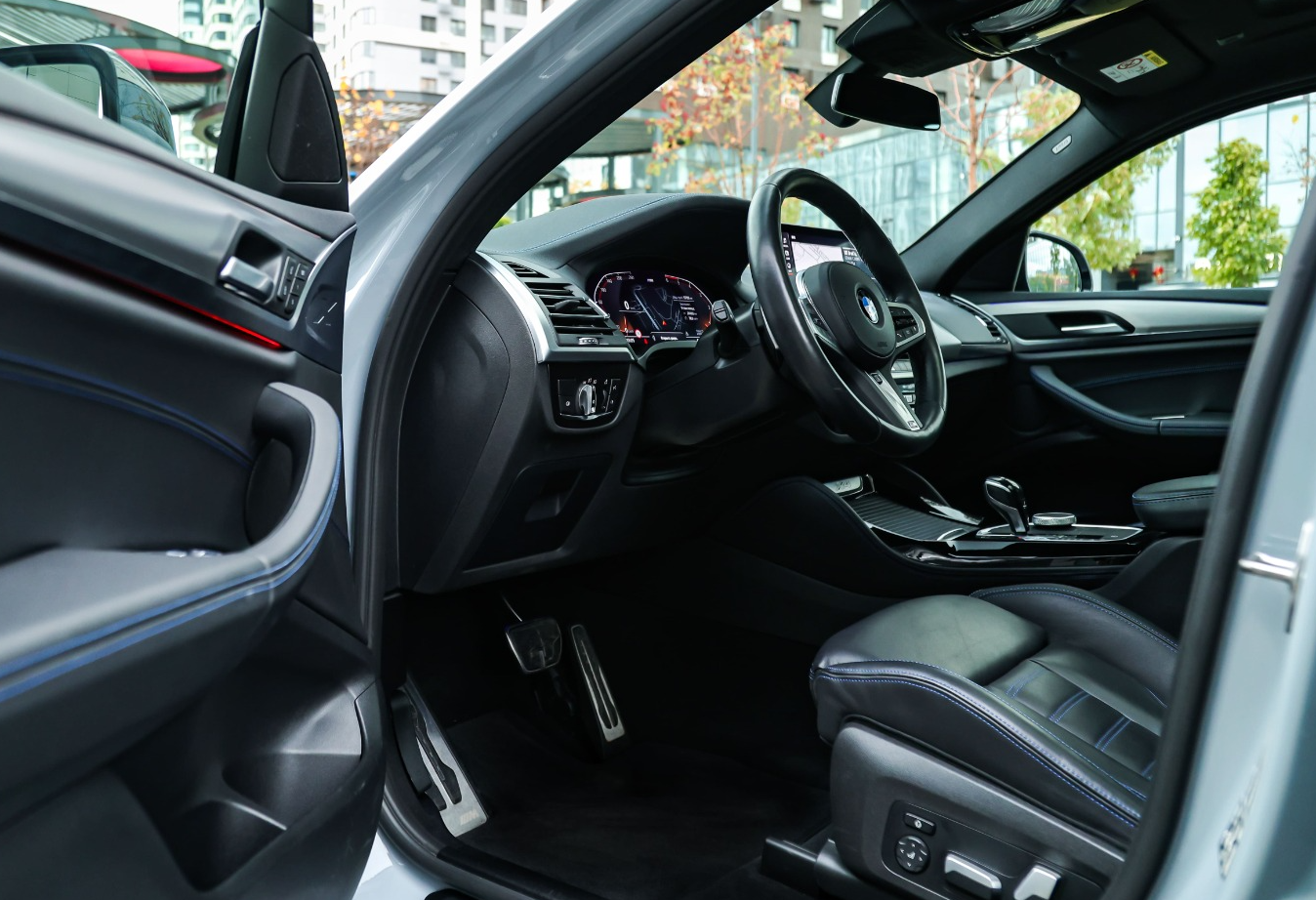 Аренда bmw x4 бизнес класса 2021 года в городе Москва Авиамоторная от 12720 руб./сутки, полный привод, двигатель: дизель, объем 3 литра, каско (Мультидрайв), ОСАГО (Мультидрайв), без водителя, недорого, вид 4 - RentRide