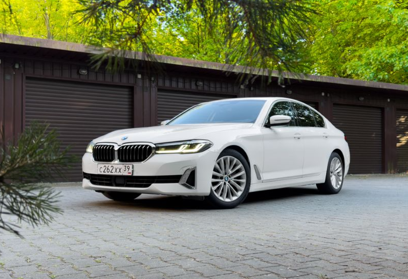 Аренда bmw 5-serii бизнес класса 2022 года в городе Москва от 6792 руб./сутки, задний привод, двигатель: бензин, объем 2000 литров, ОСАГО (Мультидрайв), без водителя, недорого - RentRide